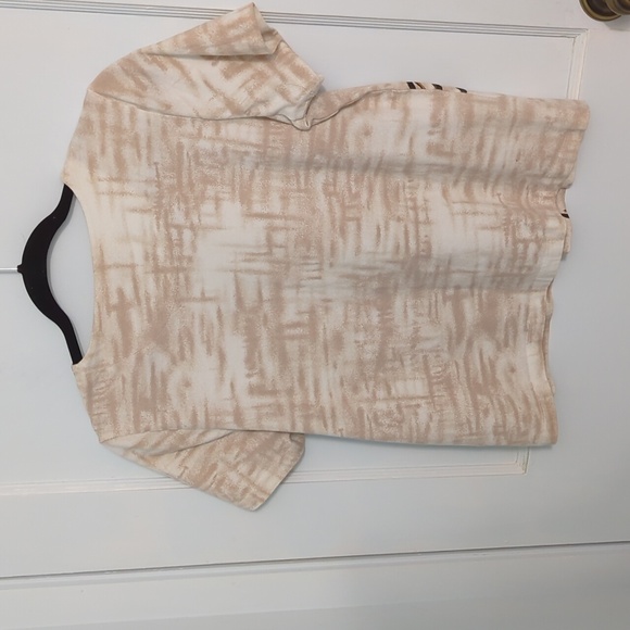 Alfred Dunnerer Sz PM Short Sleeve Tan and White Top With Black Flowers - Picture 5 of 5